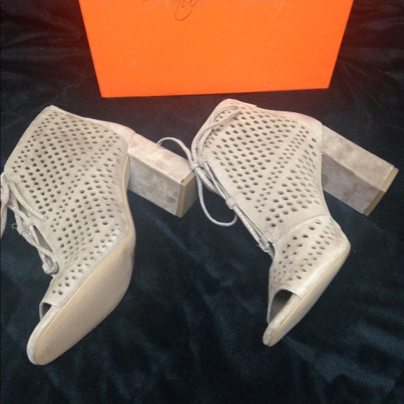 NWT Parlee Lace -up pump - Picture 4 of 4