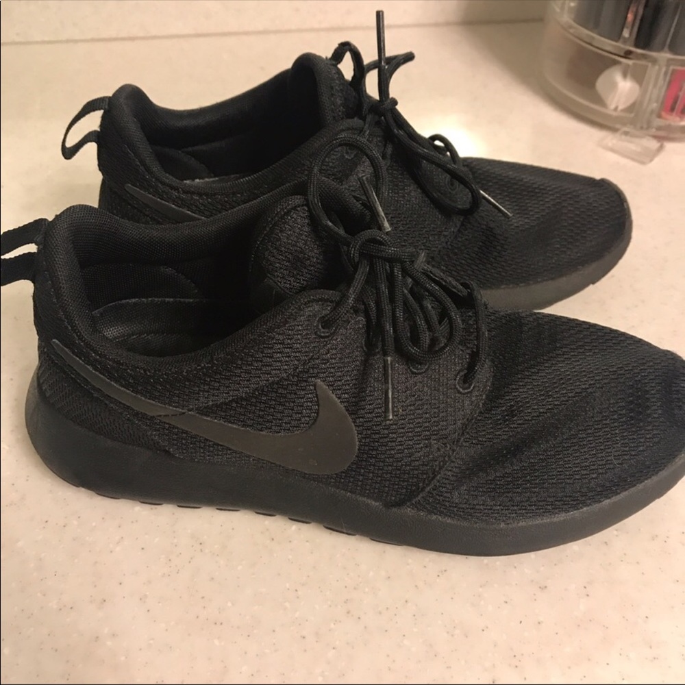 Nike all black roshe run
