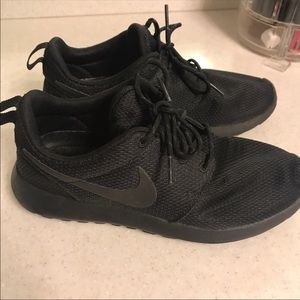 Nike all black roshe run