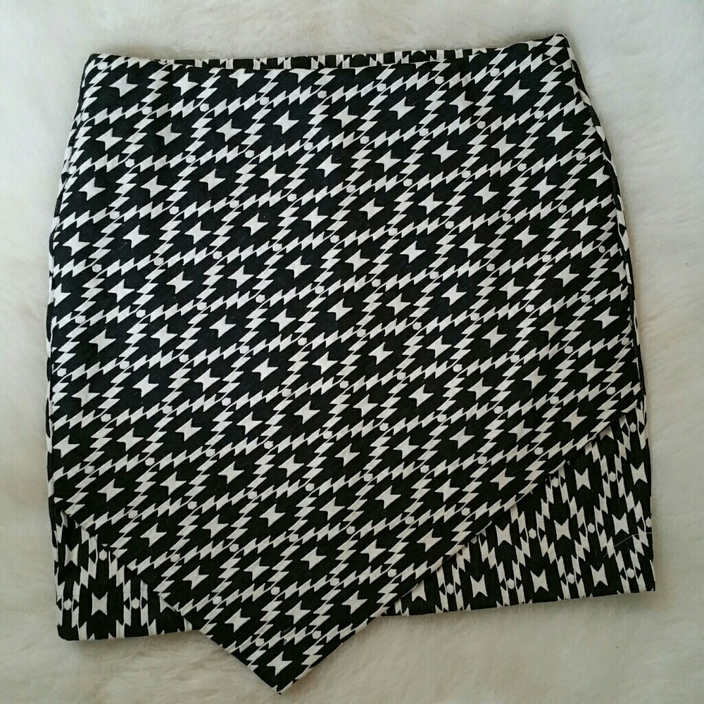 🎉Last Chance🎉H&M Black and White Mini Skirt