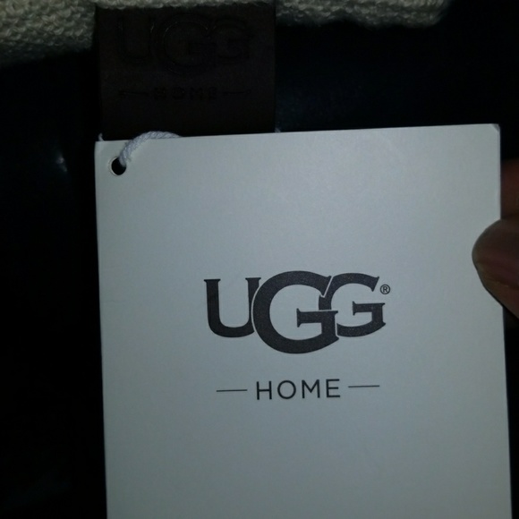 Ugg home pillow - Picture 2 of 8