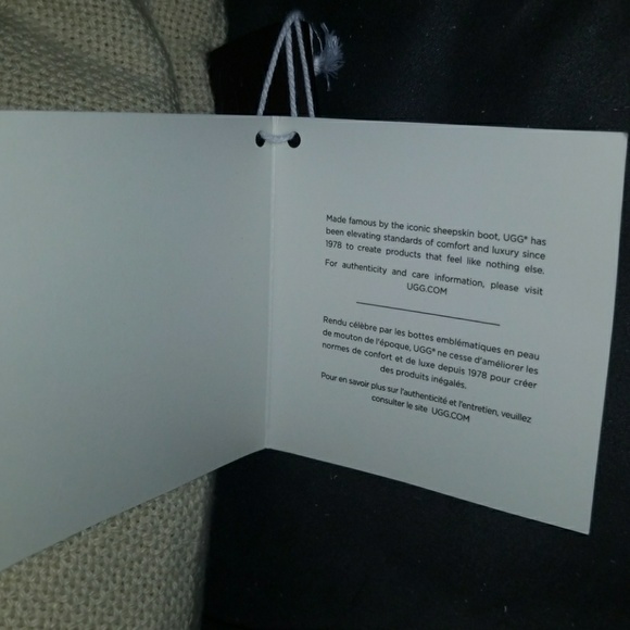 Ugg home pillow - Picture 3 of 8