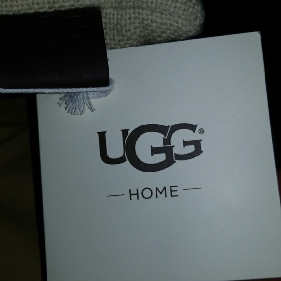 Ugg home pillow - Picture 7 of 8