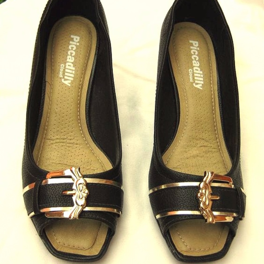 NWOB Comfort Black Fau Leather Gold Buckle Shoes 7