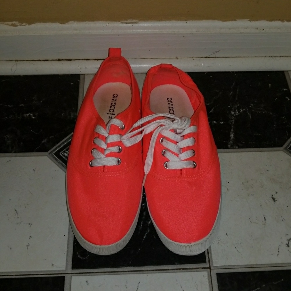 Low top sneaker