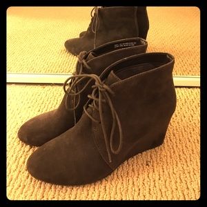 Suede gray-brown wedge bootie