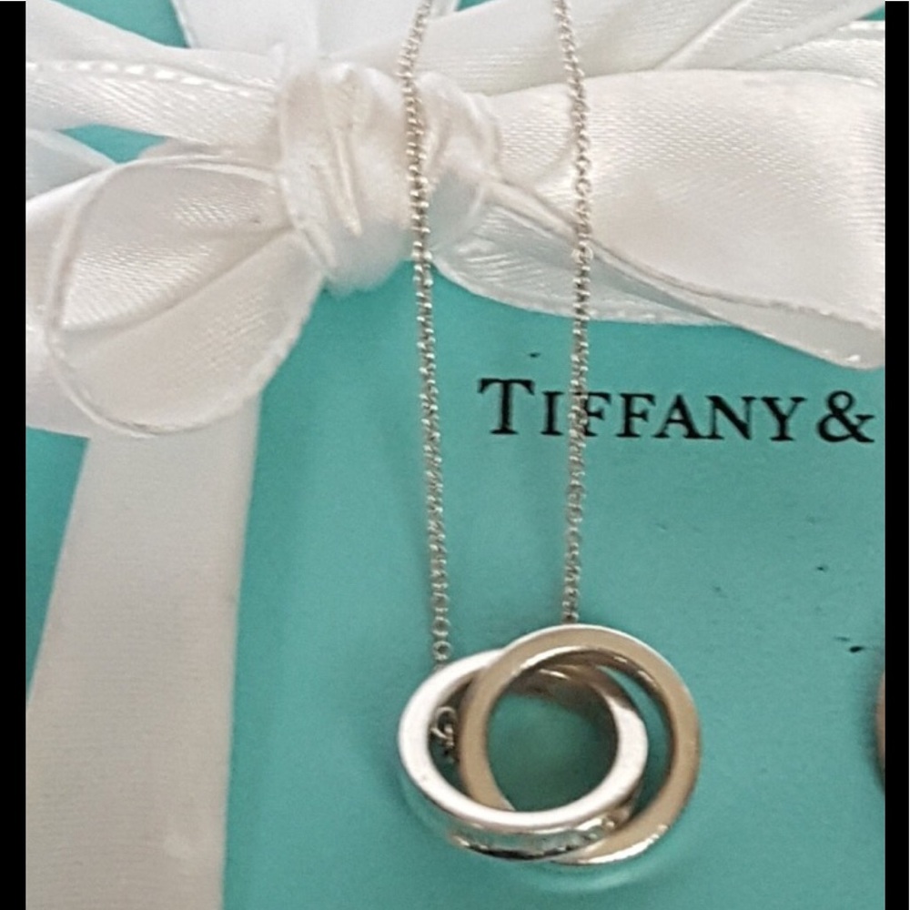 Tiffany interlocking circles