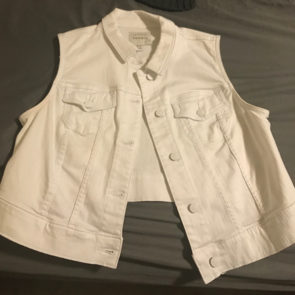 Torrid size 0 white vest.