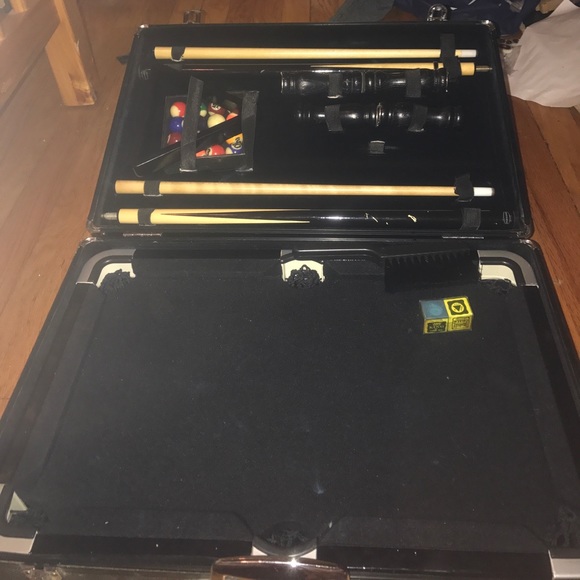 Mini pool table - Picture 2 of 3