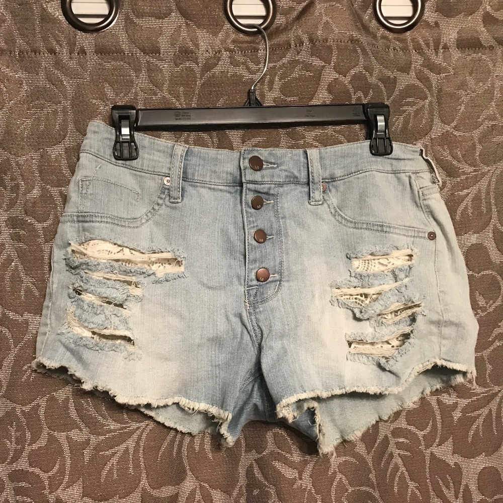 Cute Distressed light blue jean shorts☀️