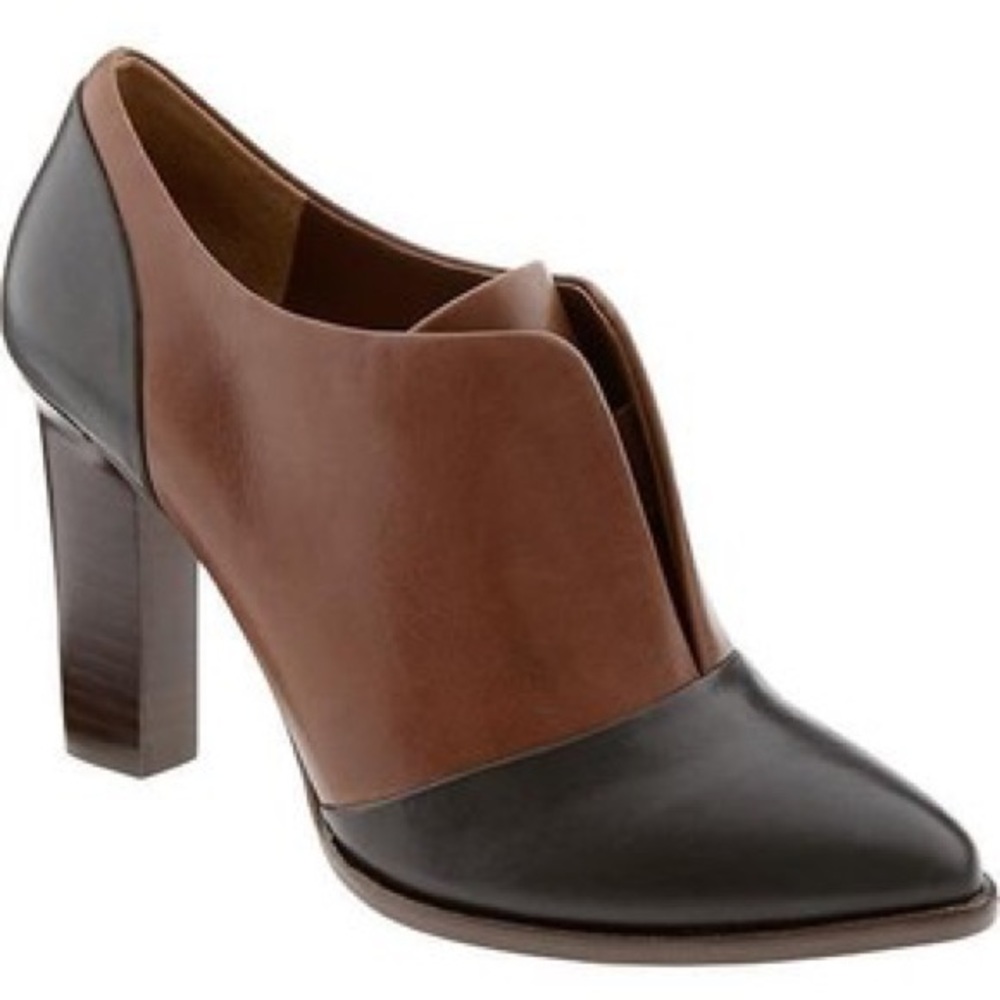 Banana Republic two tone heeled loafer NIB 8