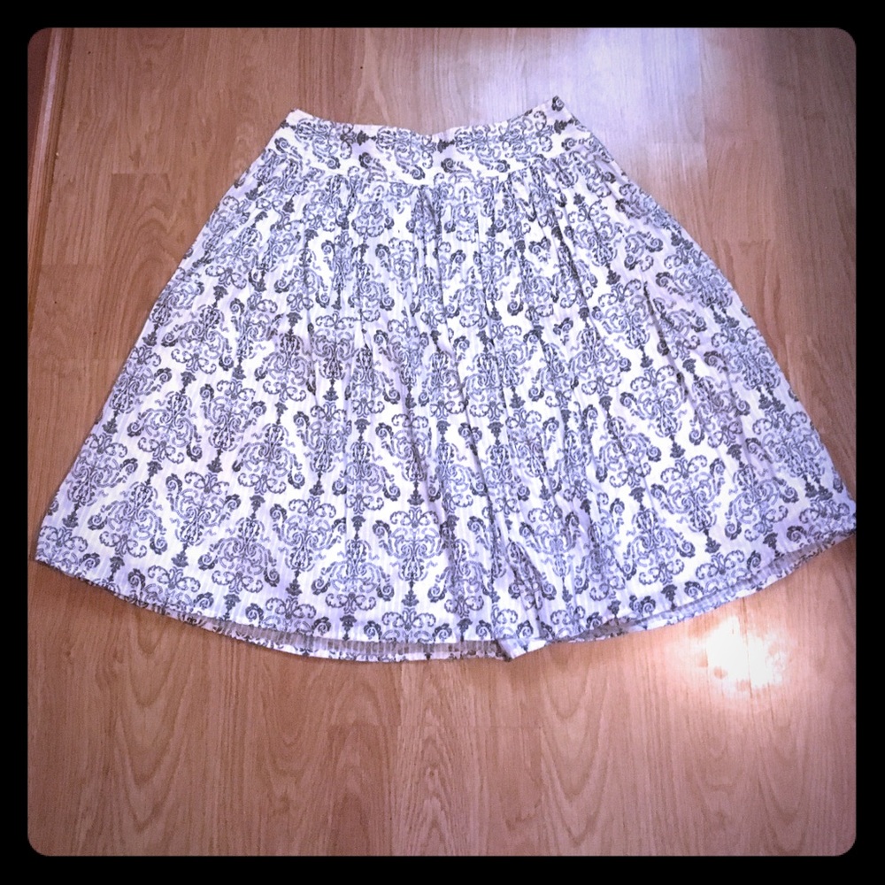 Ann Taylor Loft White & black skirt Size 0