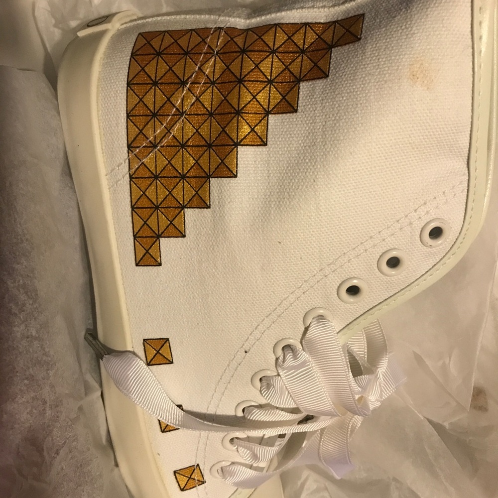 Be & D White high top fashion sneaker