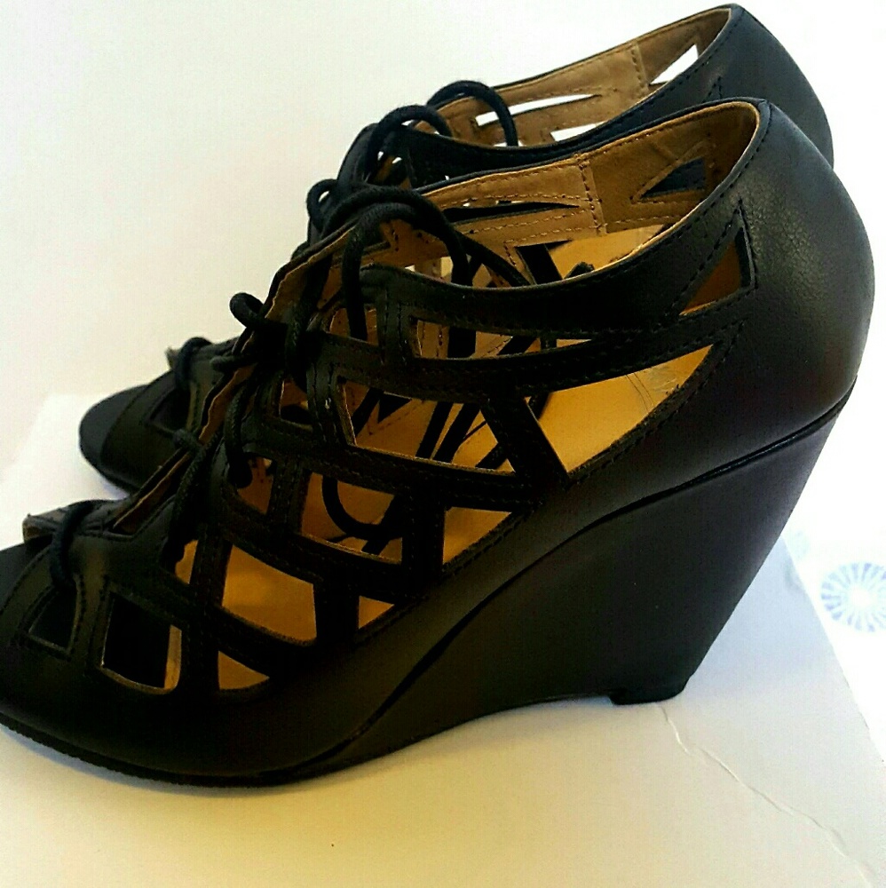 Peep toe, Cut out wedges