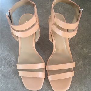 heels- color listed on box is peach glow
