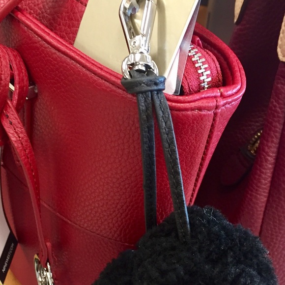💥CLEARANCE!🎈NWT Fuzzy Pom Bag Charm & Key Ring - Picture 3 of 3