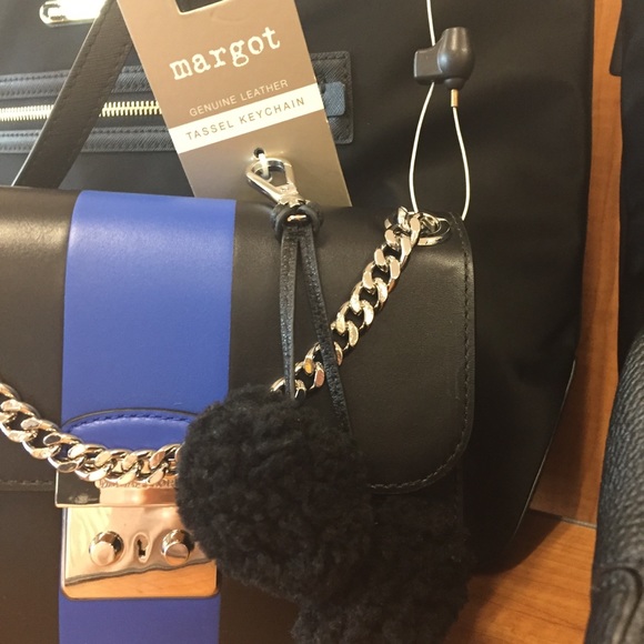 💥CLEARANCE!🎈NWT Fuzzy Pom Bag Charm & Key Ring - Picture 2 of 3