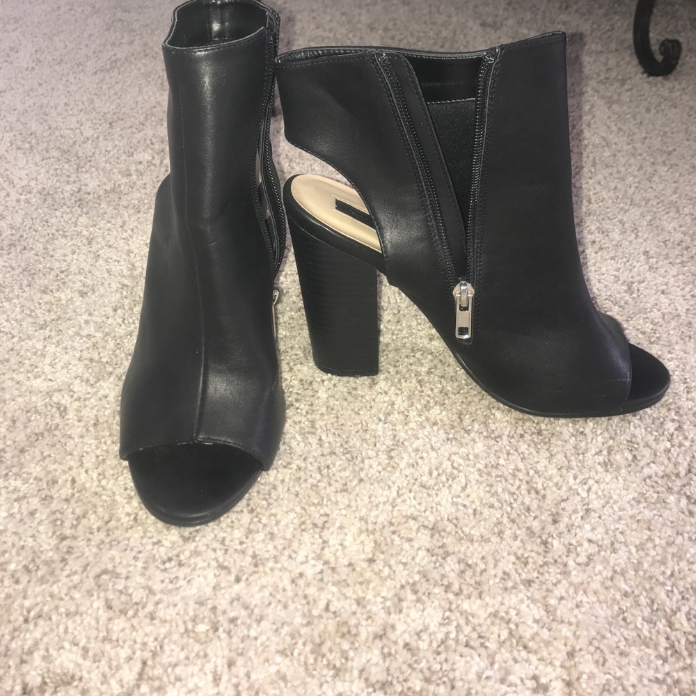 FOREVER 21 CUT OUT BOOTIES