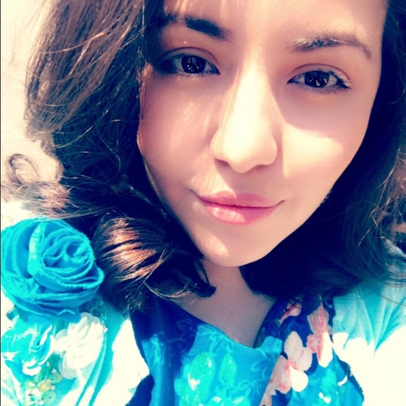 Meet your Posher, Claudia - Picture 2 of 2