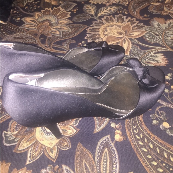 Kenneth Cole Reaction Black Bow Heels (Size 8 1/2) - Picture 2 of 6