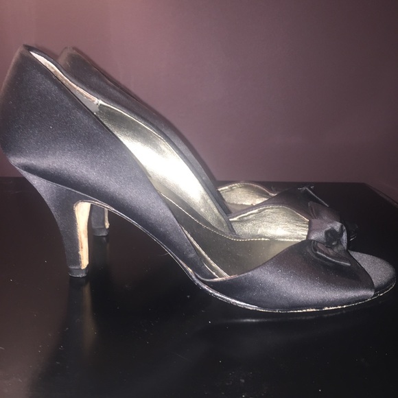 Kenneth Cole Reaction Black Bow Heels (Size 8 1/2) - Picture 6 of 6