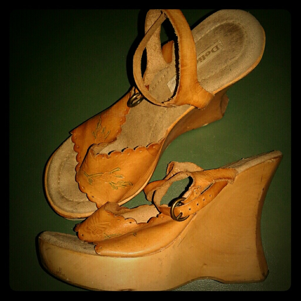 LEATHER DESIGNED WEDGES