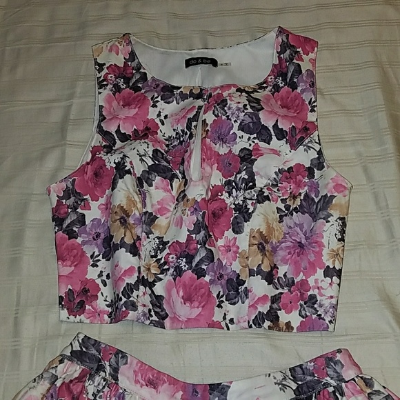 Floral 2 piece crop top and skirt - Picture 2 of 3
