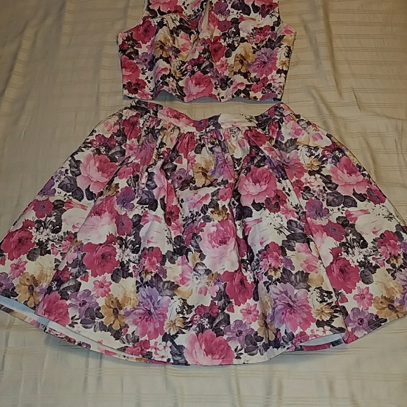 Floral 2 piece crop top and skirt - Picture 3 of 3