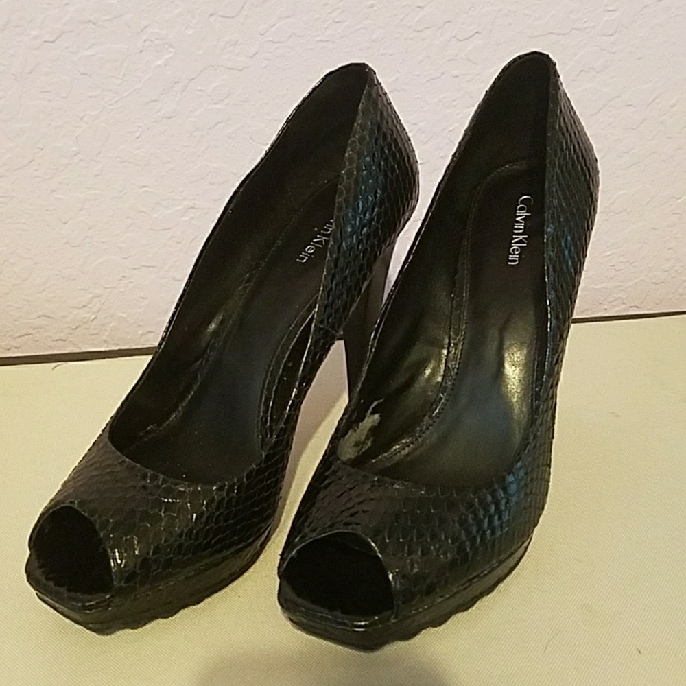 Snakeskin Open toe platform pump