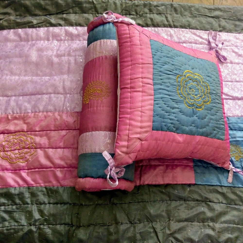 Twin Comforter with 2 Decorative Pillows