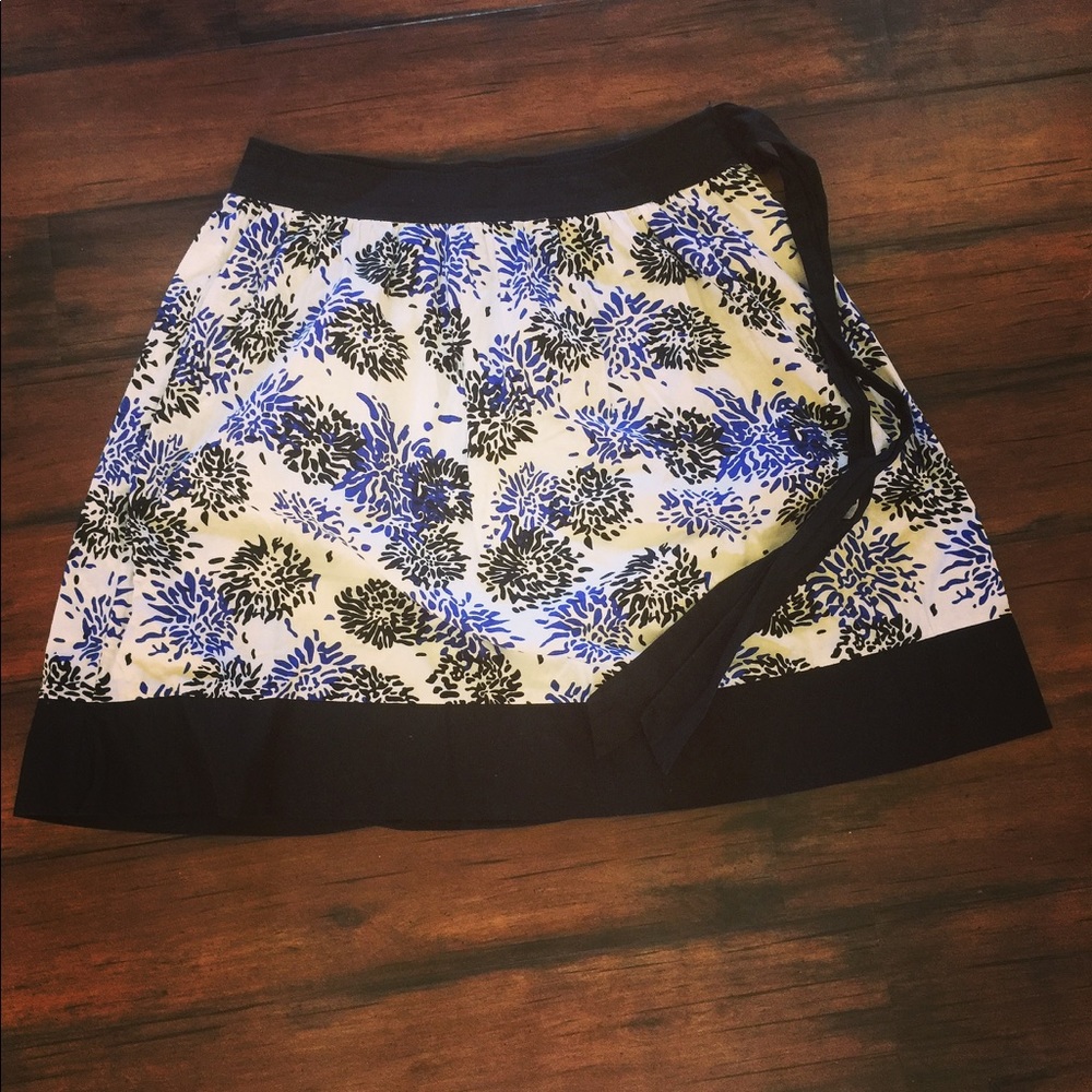 Studio Y Knee Length Skirt Size M