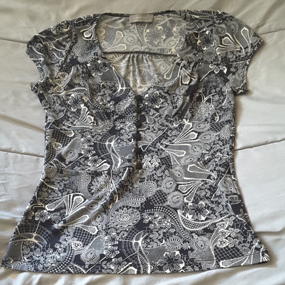 Jacqui-E Size Small Top - image 1