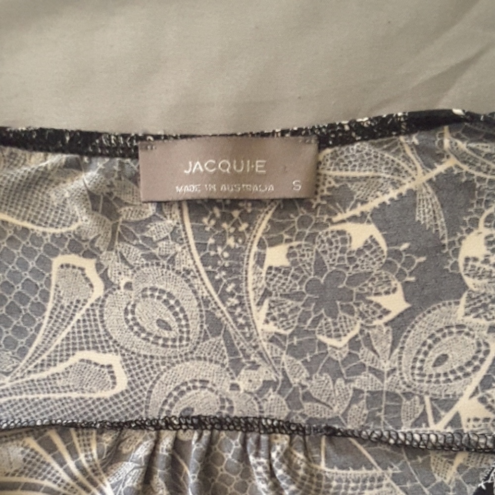 Jacqui-E Size Small Top - image 2