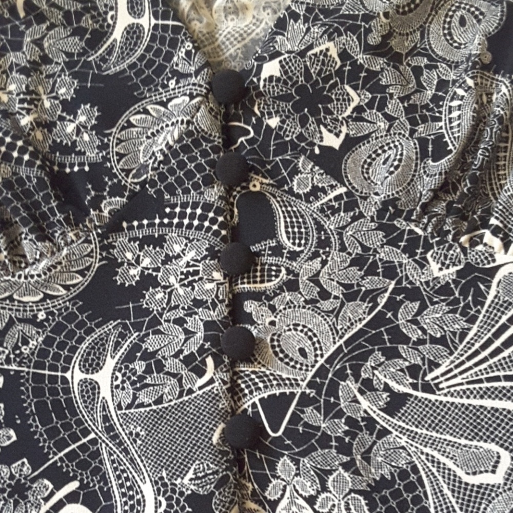 Jacqui-E Size Small Top - image 3