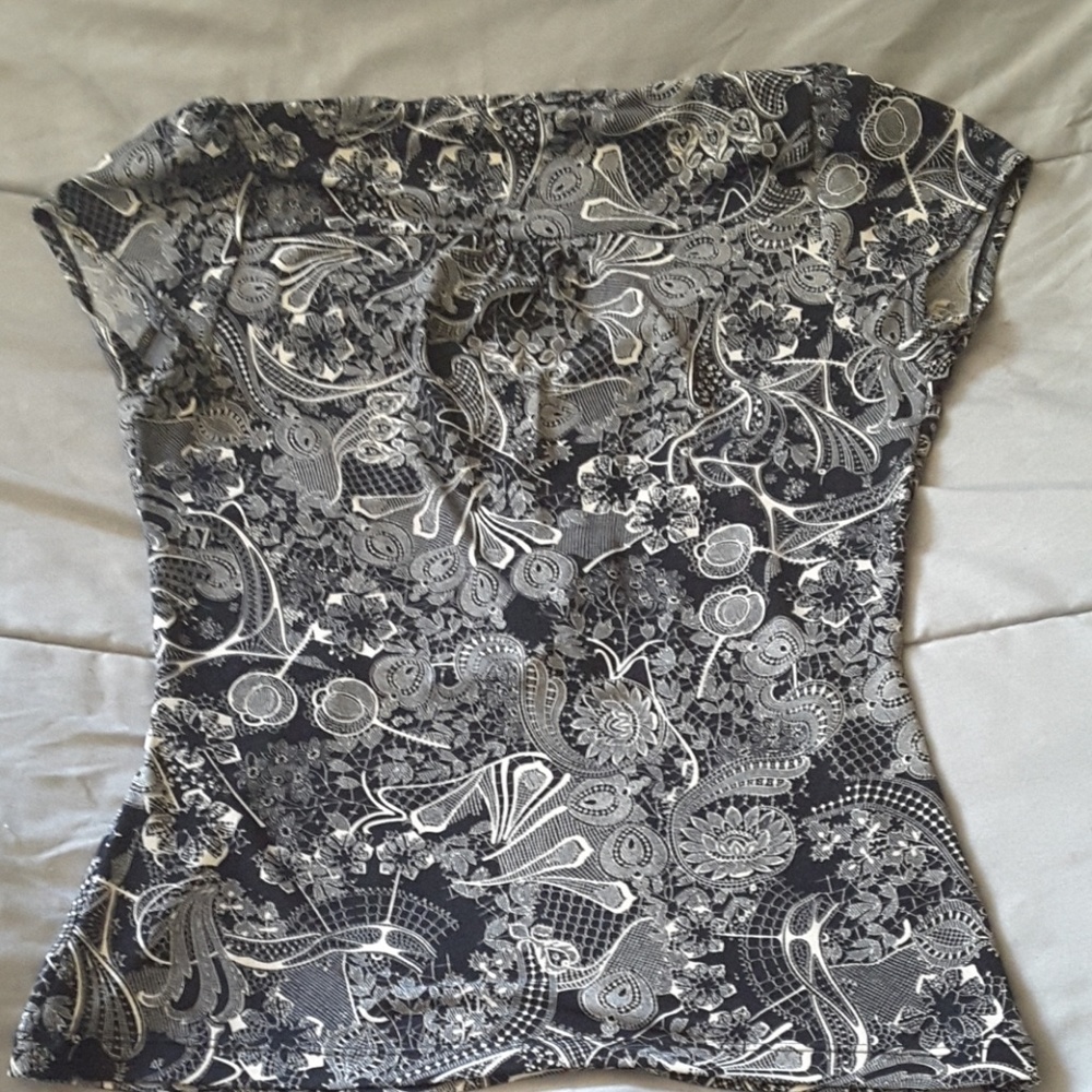 Jacqui-E Size Small Top - image 4