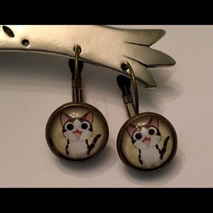 Cat earrings, just adorable! Glass/brushed brass