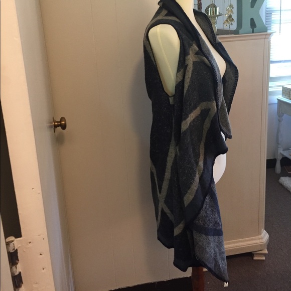 New with tags sweater, one size - Picture 2 of 6