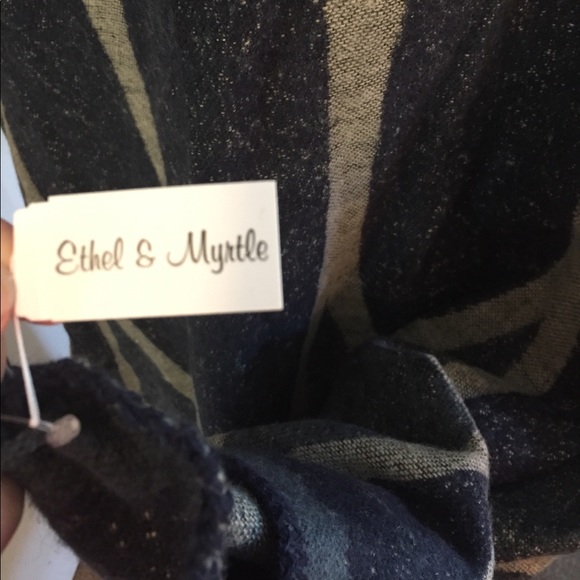 New with tags sweater, one size - Picture 5 of 6