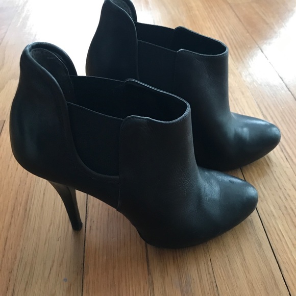 Guess Ortega Black Letter Ankle Boot Size 6 - Picture 2 of 5