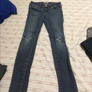 Bullhead jeans ripped at knee