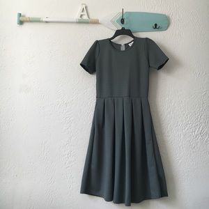 🦄 SALE! NWOT Gray, Lularoe Amelia