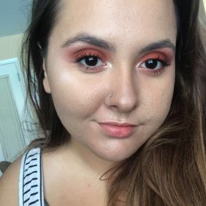 Meet your Posher, Lora