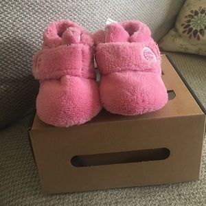 Baby Uggs, pink size 2/3 6-12m