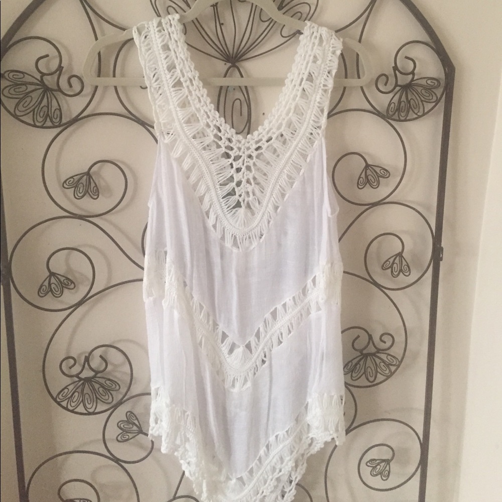 V Neck. Sleeveless  Tunic