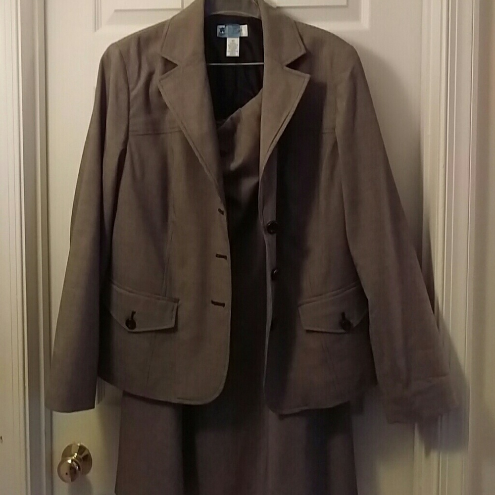 ! Black /white 2piece skirt suit