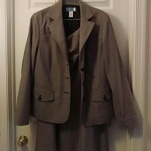 ! Black /white 2piece skirt suit