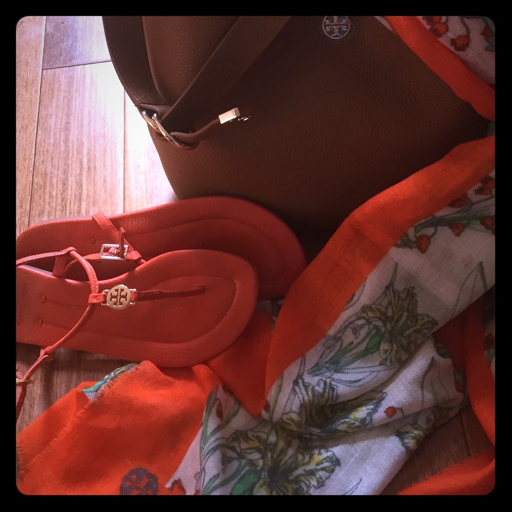 🌷🌺 Tory Burch flower scarf🌺🌷