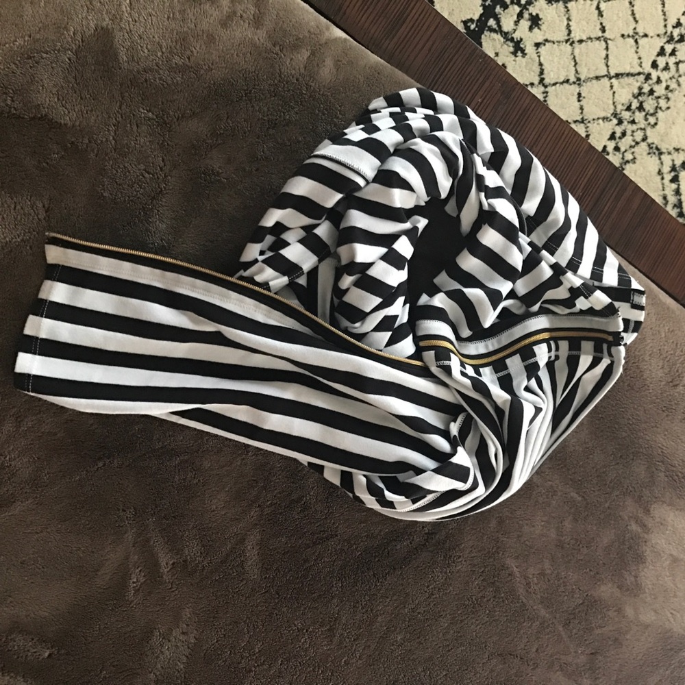 Lululemon Vinyasa Scarf with zipper