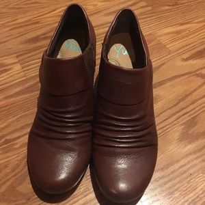 Yuu dark brown boot heels.