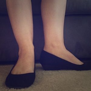 Black Chinese Laundry wedges - GENTLY USED